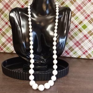 Vintage Chunky White Beaded Necklace Costume Jewelry #17
